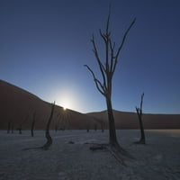 Izlazak sunca preko mrtvih, duboko u sossusvleiju; Namibia Poster Print by Robert Postma Dizajn slika